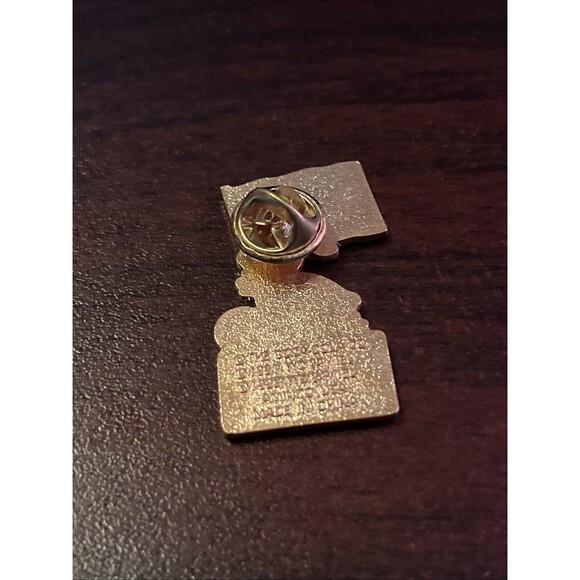 1994 USA World Cup Coca-Cola Stryker Dog Mascot Russia Flag Lapel Hat Pin - Picture 3 of 3